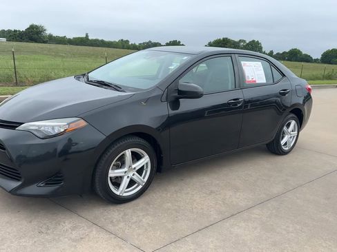 Used 2017 Toyota Corolla LE FWD image 5