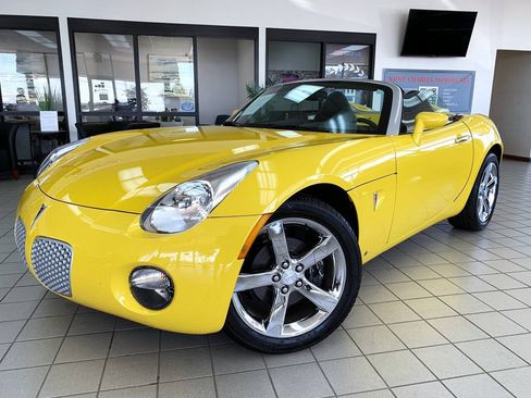 Used 2007 Pontiac Solstice Convertible w/ Premium Package RWD image 2