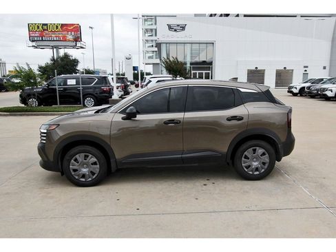 Used 2025 Nissan Kicks S FWD image 3