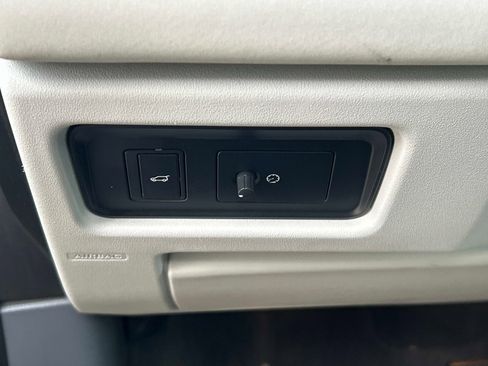 Used 2019 Land Rover Discovery Sport SE image 23