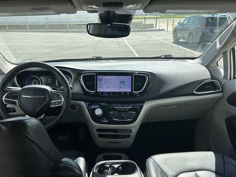 Used 2022 Chrysler Pacifica Touring-L FWD image 45