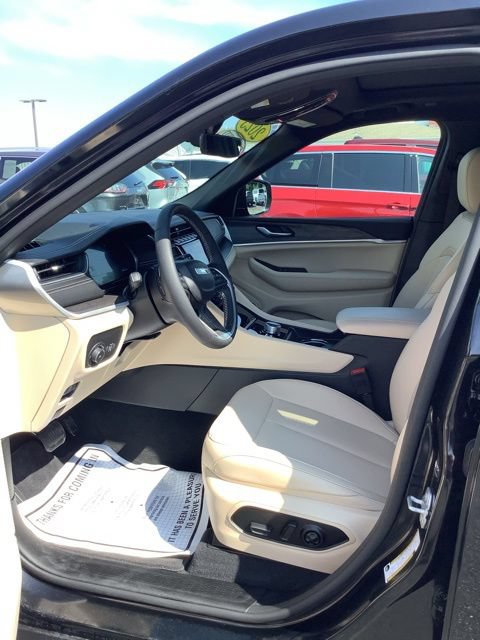 Certified 2025 Jeep Grand Cherokee Limited AWD/4WD image 14