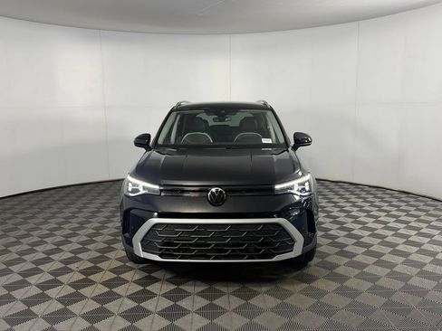 Used 2025 Volkswagen Taos SE AWD/4WD image 3