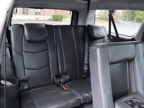 Used 2020 Cadillac Escalade ESV Luxury image 16