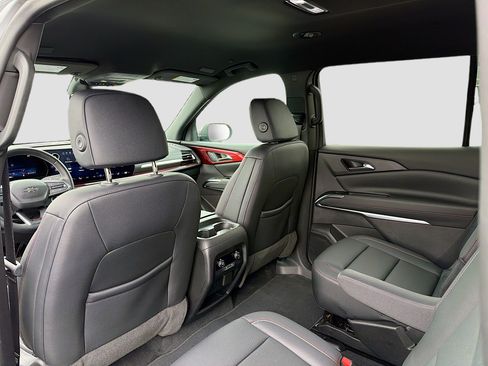 Used 2024 Chevrolet Traverse Z71 image 6
