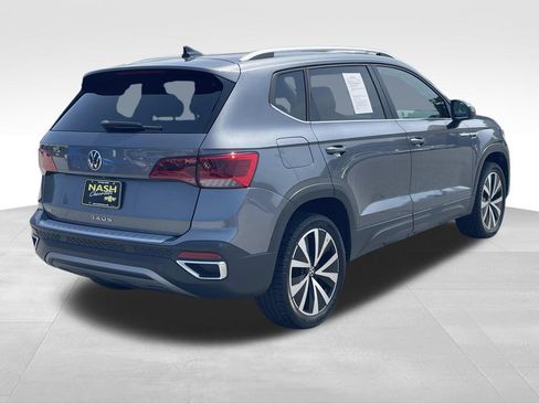 Used 2022 Volkswagen Taos SE FWD image 4