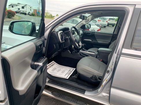 Used 2016 Toyota Tacoma SR5 AWD/4WD image 4