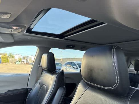 Used 2023 Chrysler Pacifica Limited FWD image 20