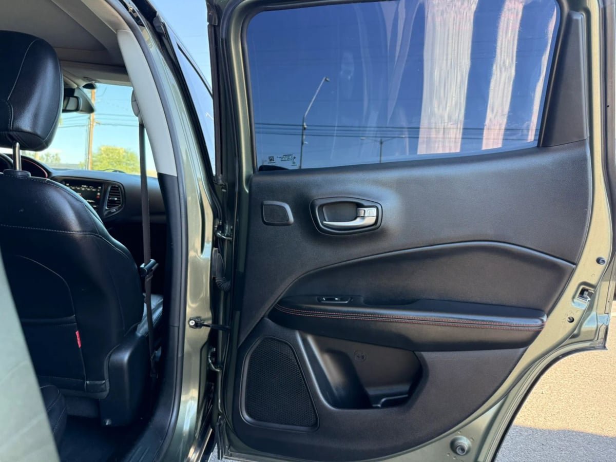 Used 2017 Jeep Compass Trailhawk AWD/4WD image 33