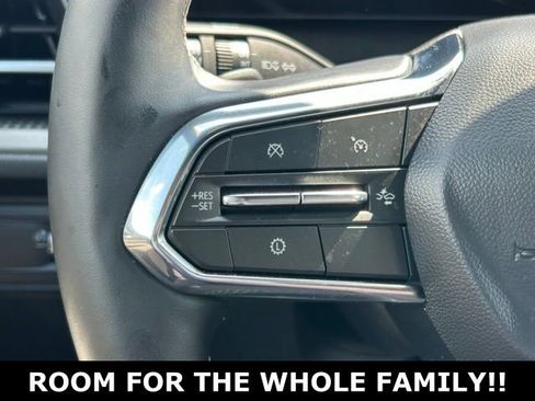 Used 2025 Chevrolet Traverse LT FWD image 22
