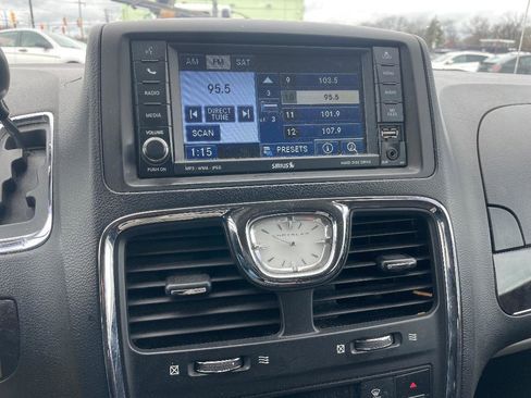 Used 2011 Chrysler Town & Country Touring image 13