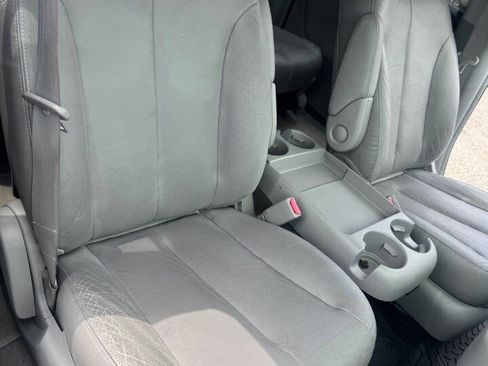 Used 2007 Hyundai Entourage GLS FWD image 14