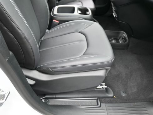 New 2026 Chrysler Pacifica Select image 38