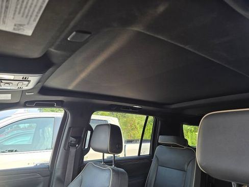 Used 2023 GMC Yukon XL SLT w/ SLT Luxury Package AWD/4WD image 13