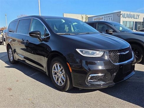 Used 2024 Chrysler Pacifica Touring-L image 4