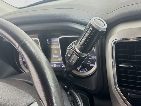 Used 2018 Nissan Titan SV w/ SV Convenience Package image 17