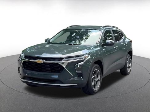 Used 2025 Chevrolet Trax LT FWD image 6