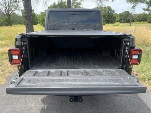 Used 2022 Jeep Gladiator Rubicon w/ Cold Weather Group AWD/4WD image 8