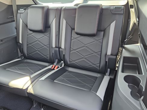 Certified 2024 Volkswagen Atlas Peak Edition SE AWD/4WD image 9