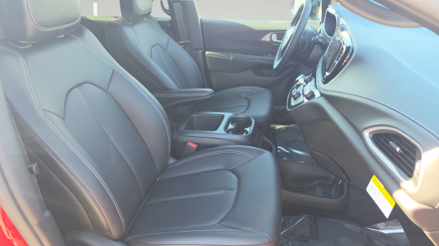 New 2026 Chrysler Pacifica Select FWD image 25