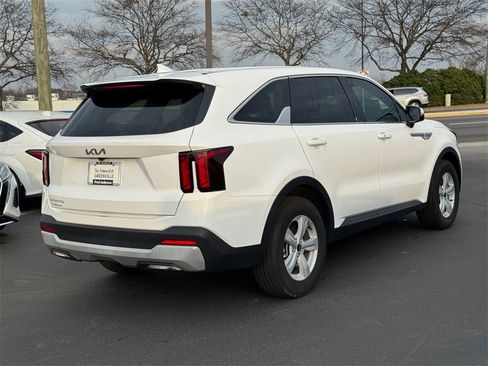 Certified 2025 Kia Sorento LX image 3
