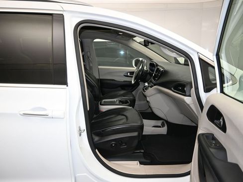 Used 2020 Chrysler Pacifica Limited image 29