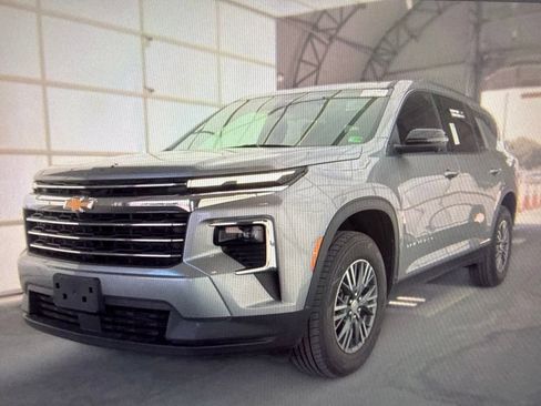 Used 2024 Chevrolet Traverse LT FWD image 2