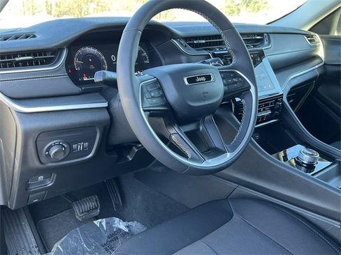 Used 2023 Jeep Grand Cherokee Laredo w/ Luxury Tech Group I image 15