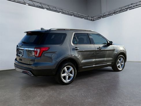 Used 2017 Ford Explorer XLT image 3