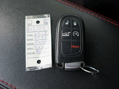 Used 2019 Jeep Cherokee Trailhawk AWD/4WD image 34
