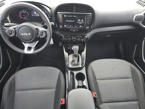 Used 2022 Kia Soul LX image 8