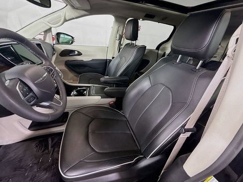 Used 2023 Chrysler Pacifica Limited w/ Uconnect Theater Family Group AWD/4WD image 27
