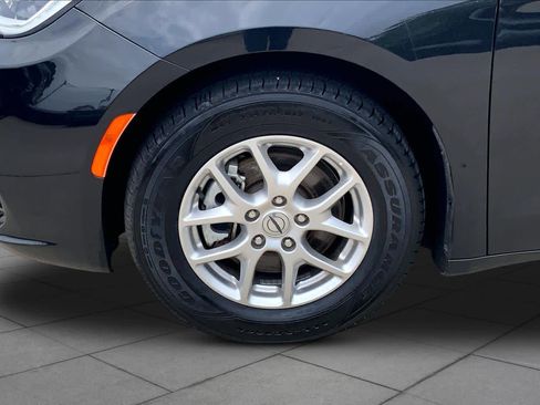 Used 2023 Chrysler Pacifica Touring-L FWD image 11