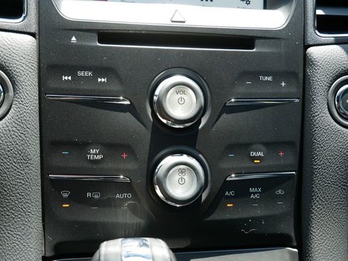 Used 2016 Ford Taurus SEL w/ Equipment Group 201A FWD image 21