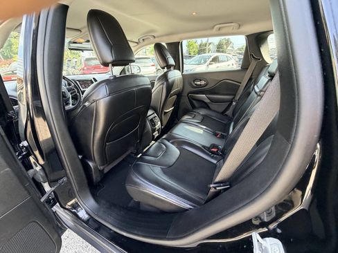 Used 2019 Jeep Cherokee Latitude Plus w/ Cold Weather Group AWD/4WD image 48