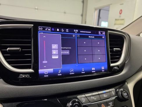 Used 2023 Chrysler Pacifica Touring-L FWD image 16