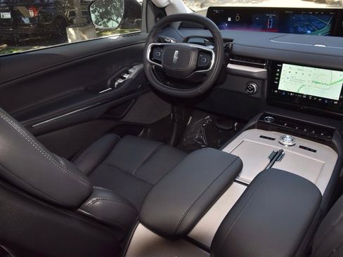 New 2025 Lincoln Navigator L Reserve image 16