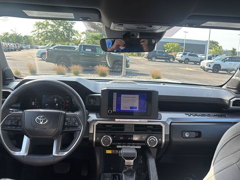 Used 2025 Toyota Tacoma SR5 AWD/4WD image 23