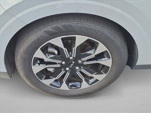 Used 2024 Kia Carnival EX FWD image 23