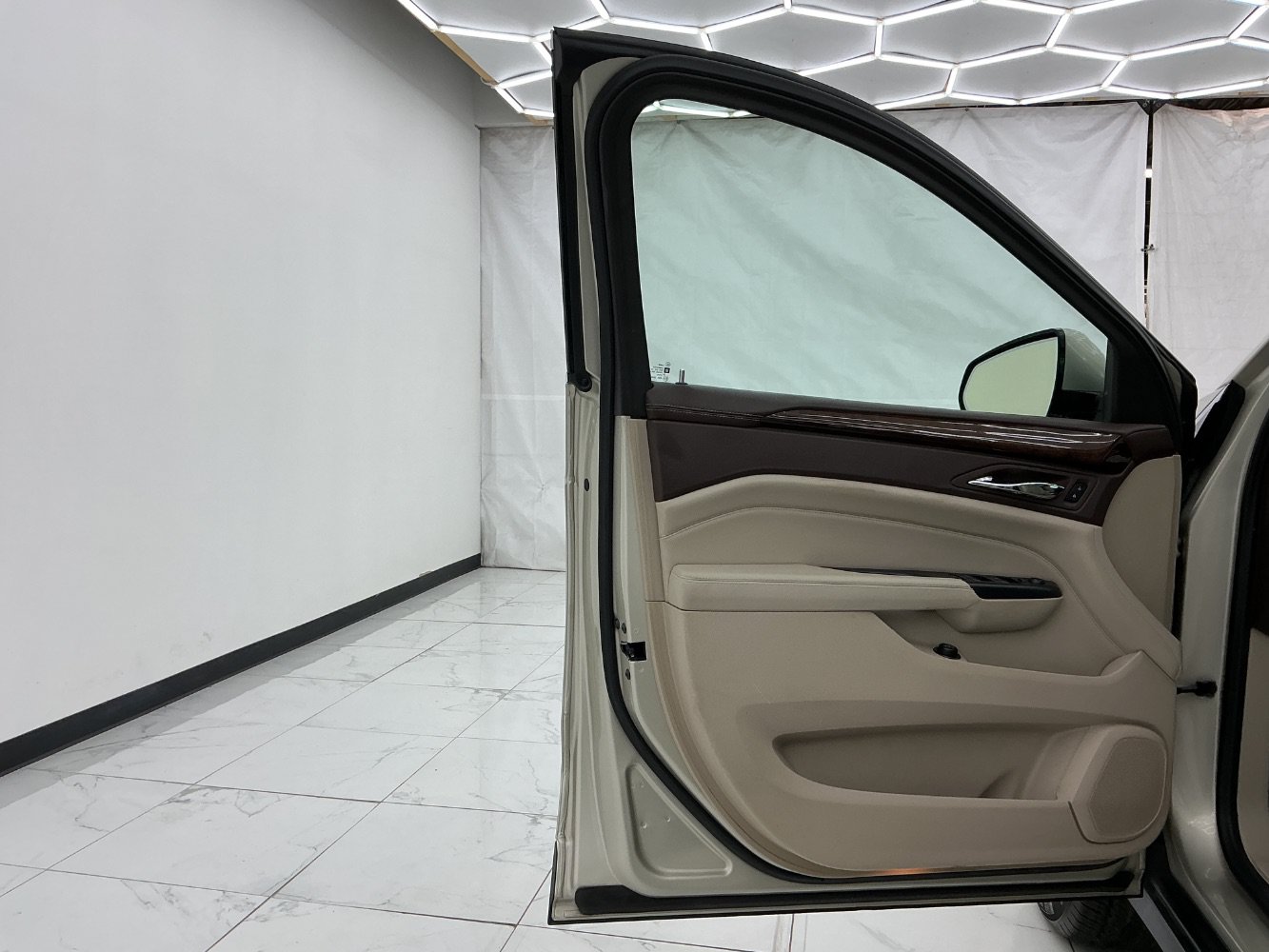 Used 2014 Cadillac SRX Luxury w/ Driver Awareness Package FWD image 18