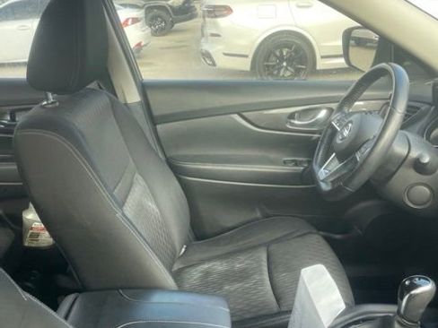 Used 2019 Nissan Rogue SV w/ Premium Package FWD image 8