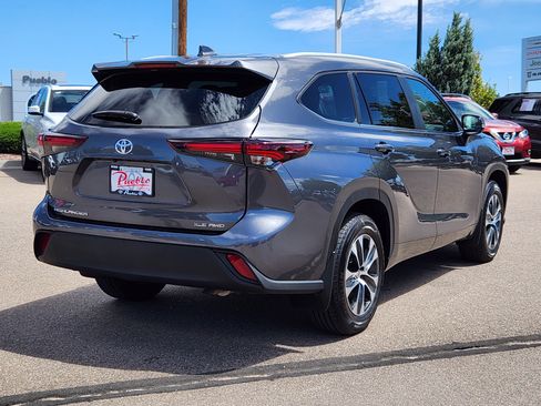 Used 2025 Toyota Highlander XLE AWD/4WD image 3