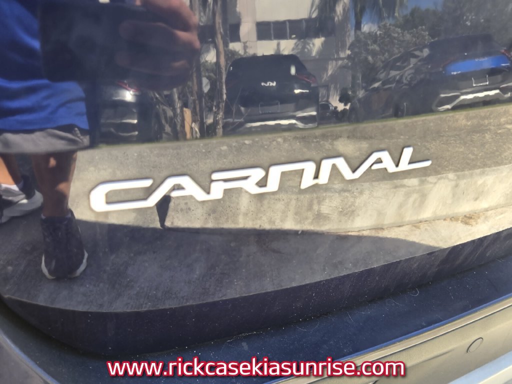 Used 2024 Kia Carnival LX FWD image 8