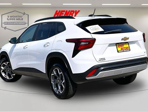 Used 2025 Chevrolet Trax LT w/ Driver Confidence Package FWD image 4