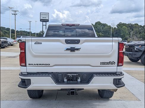 Used 2024 Chevrolet Silverado 2500 High Country w/ High Country Premium Package AWD/4WD image 8