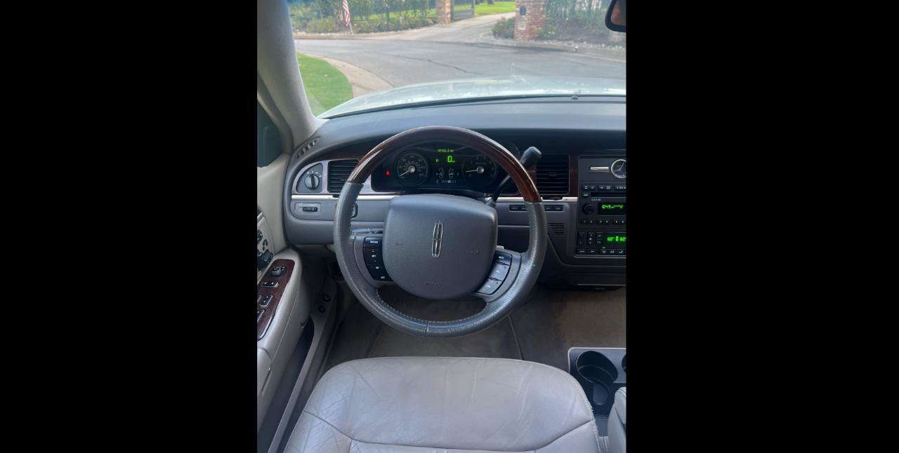Used 2006 Lincoln Town Car Signature Limited RWD image 18
