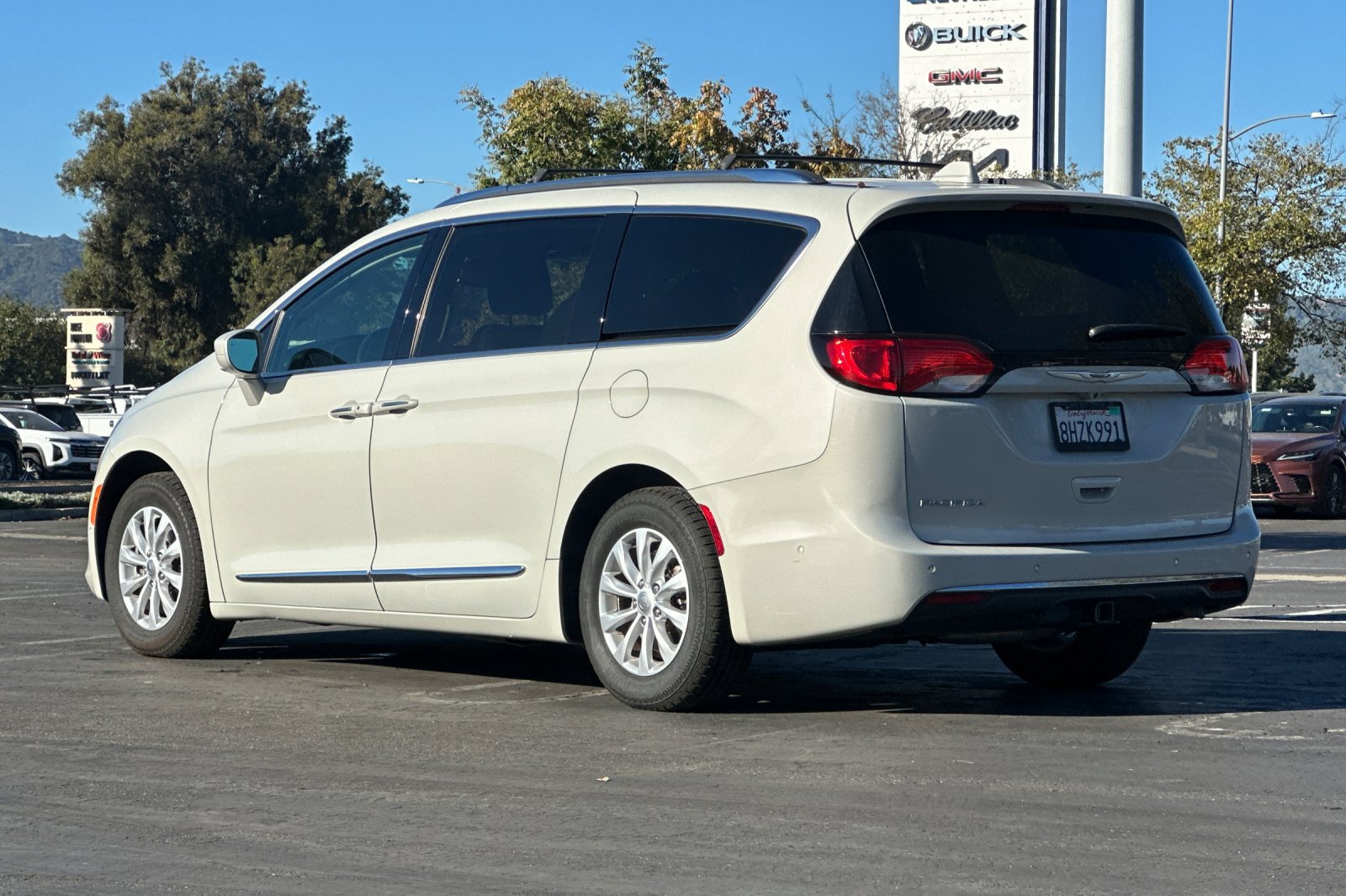 Used 2019 Chrysler Pacifica Touring-L w/ Advanced Safetytec Group FWD image 6