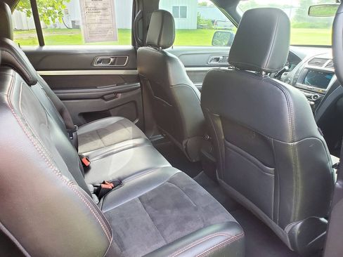 Used 2018 Ford Explorer XLT w/ Equipment Group 202A AWD/4WD image 17