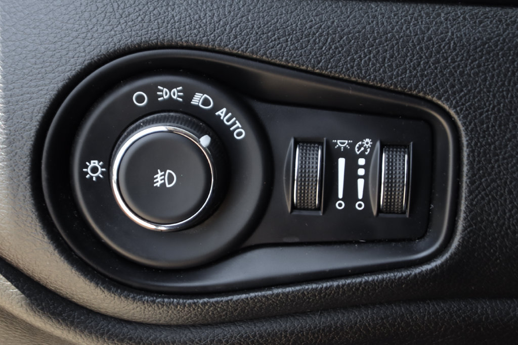Used 2023 Jeep Renegade Trailhawk AWD/4WD image 19