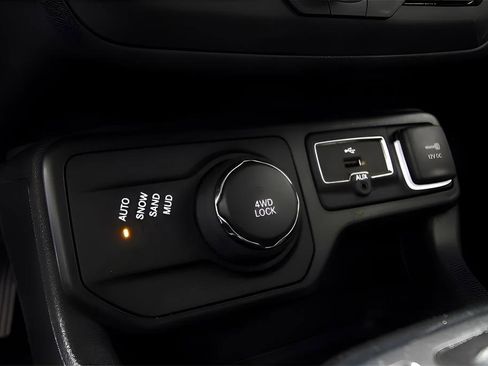 Used 2018 Jeep Renegade Latitude w/ Safety & Security Group AWD/4WD image 31